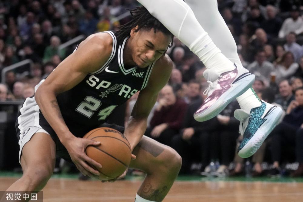 年轻前锋亚 年轻前锋亚